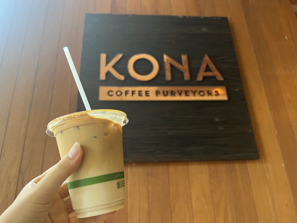 KONA COFFEE PURVEYORS　ワイキキ　カフェ　コナコーヒー　コーヒショップ　インターナショナルマーケット　カフェラテ